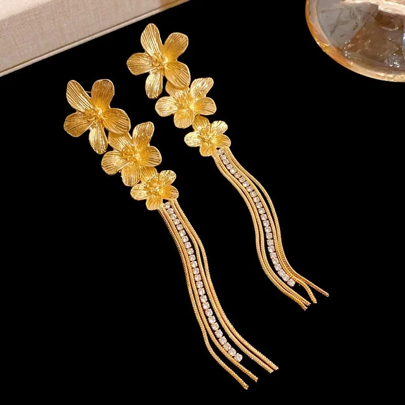 

Fashionable European And American Flower Pendant Tassel Unique Design Zircon Earrings Suitable for Ladies Matching