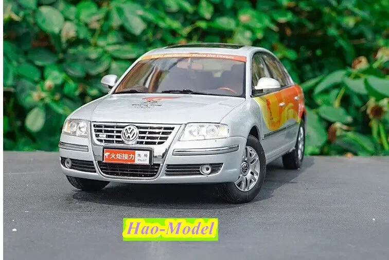 1/18 For Shanghai VW PASSAT Model Car Alloy Diecast Metal Boys Toys Kids Gifts Hobby Display Ornaments Collection Blue /White