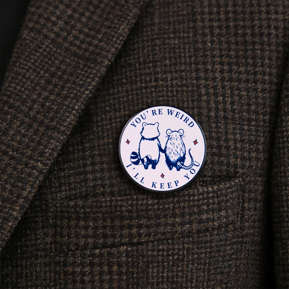 Du bist seltsam, ich behalte dich - Lustige Emaille-Pin mit Waschbär- und Rattenmotiv, sarkastische Tier-Redewendungen, Freundschafts- und Paargeschenk, Abzeichen, Valentinstag-Accessoire – Detail 7