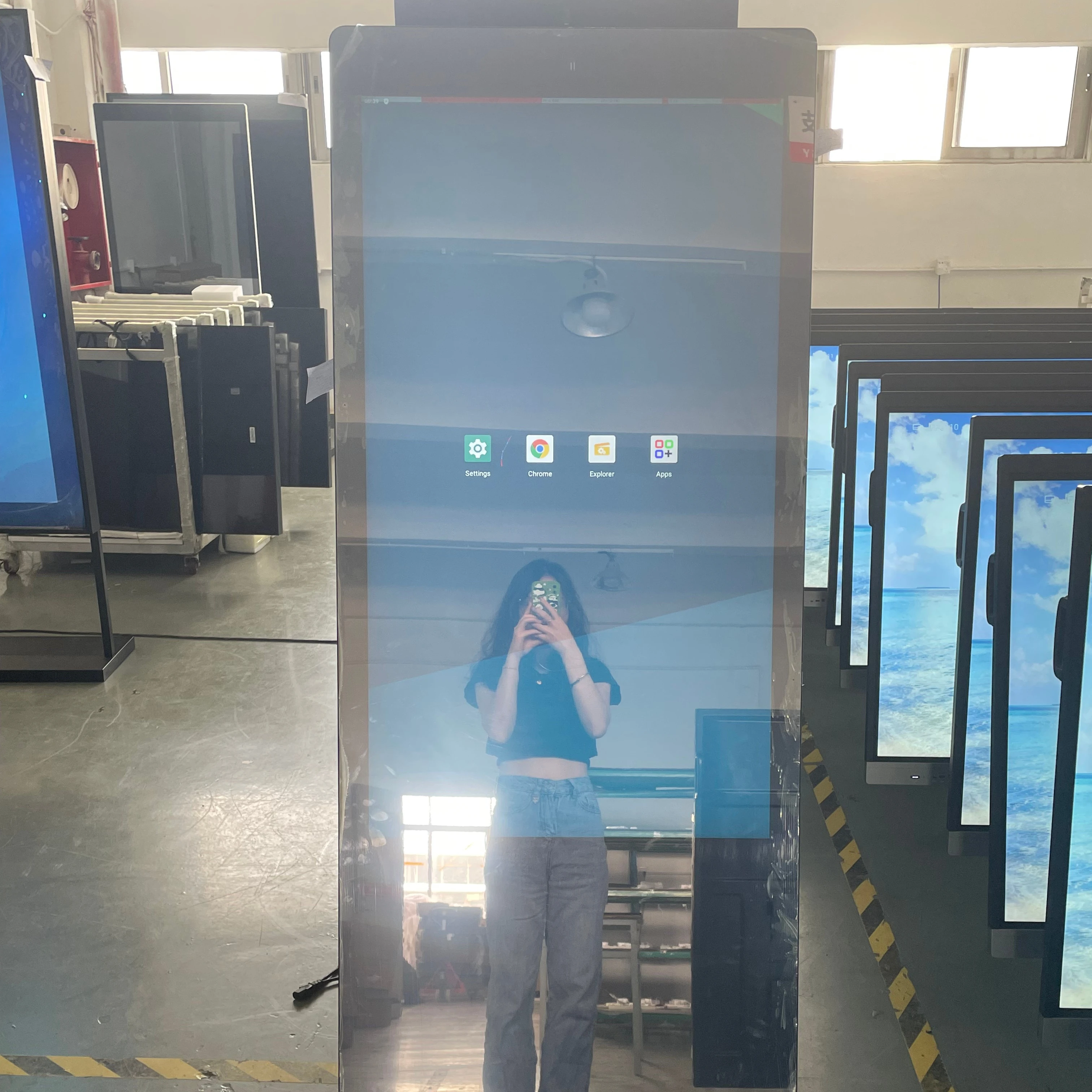 43 Inch Floor Stand Magic Mirror Lcd Touch Screen Mirror Kiosk Photo Booth Advertising Display Gym Fitness Smart Mirror