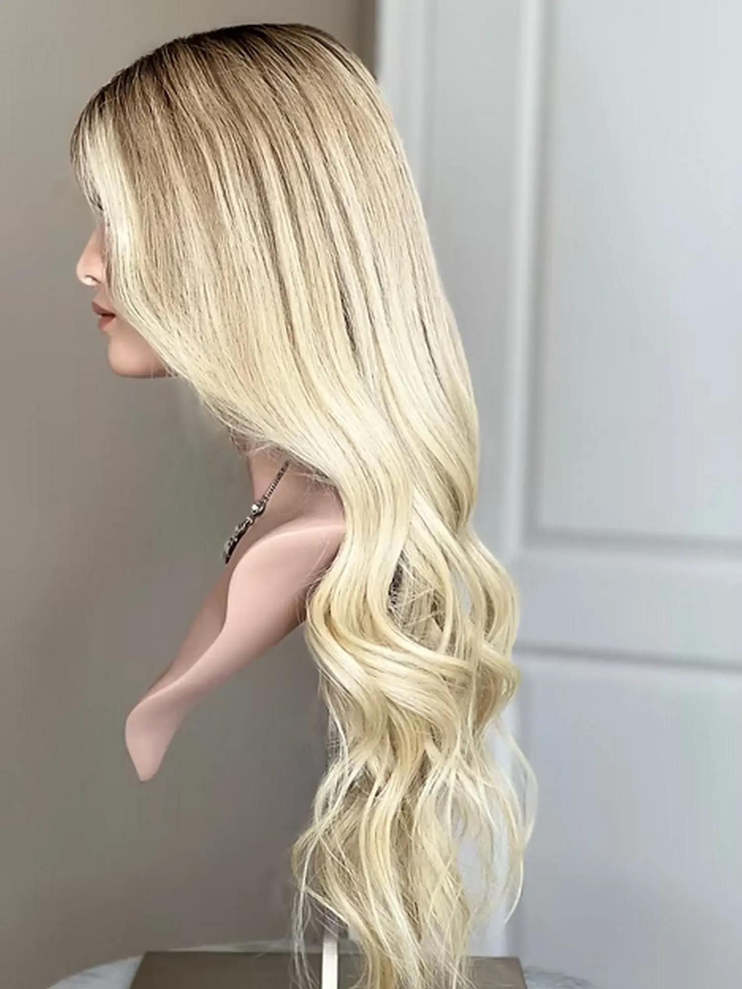 วิกผมสังเคราะห์แบบลูกไม้ด้านหน้า ยาว 28 นิ้ว สีบลอนด์ครีม ไล่เฉดสี  ลอนคลาย  สำหรับใช้ในชีวิตประจำวัน งานปาร์ตี้ คอสเพลย์  ลดราคา