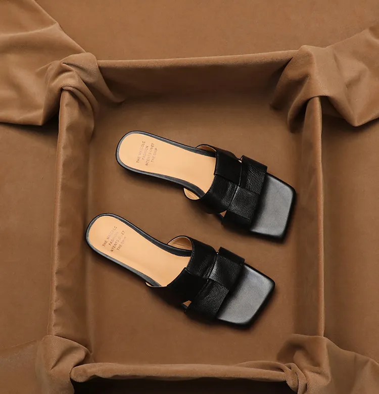 SHOEBOX Leather low heel open toed slippers for women wearing outdoors in 2026 summer, paired with a skirt, fashionable