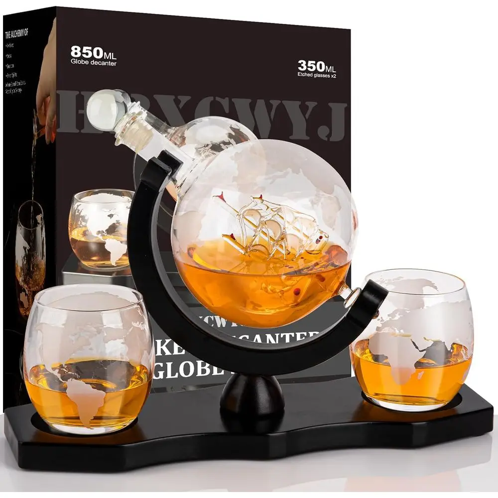 

Графин для виски Globe с двумя стаканами и подносом из грецкого ореха — идеальный подарок для любителей виски, бурбона и скотча