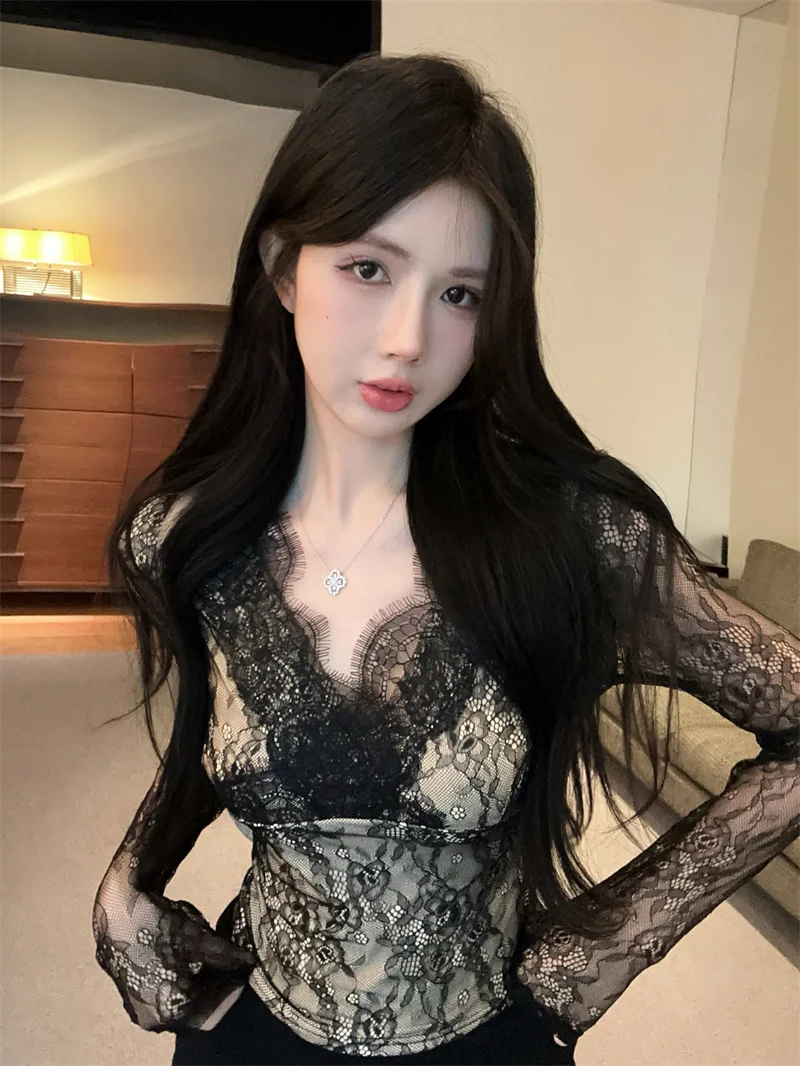 

Retro Lace V-Neck Base Shirt Women's Slim Fit Sexy Inner Wear Sweet And Spicy Girl Top for Autumn Winter Commute Style