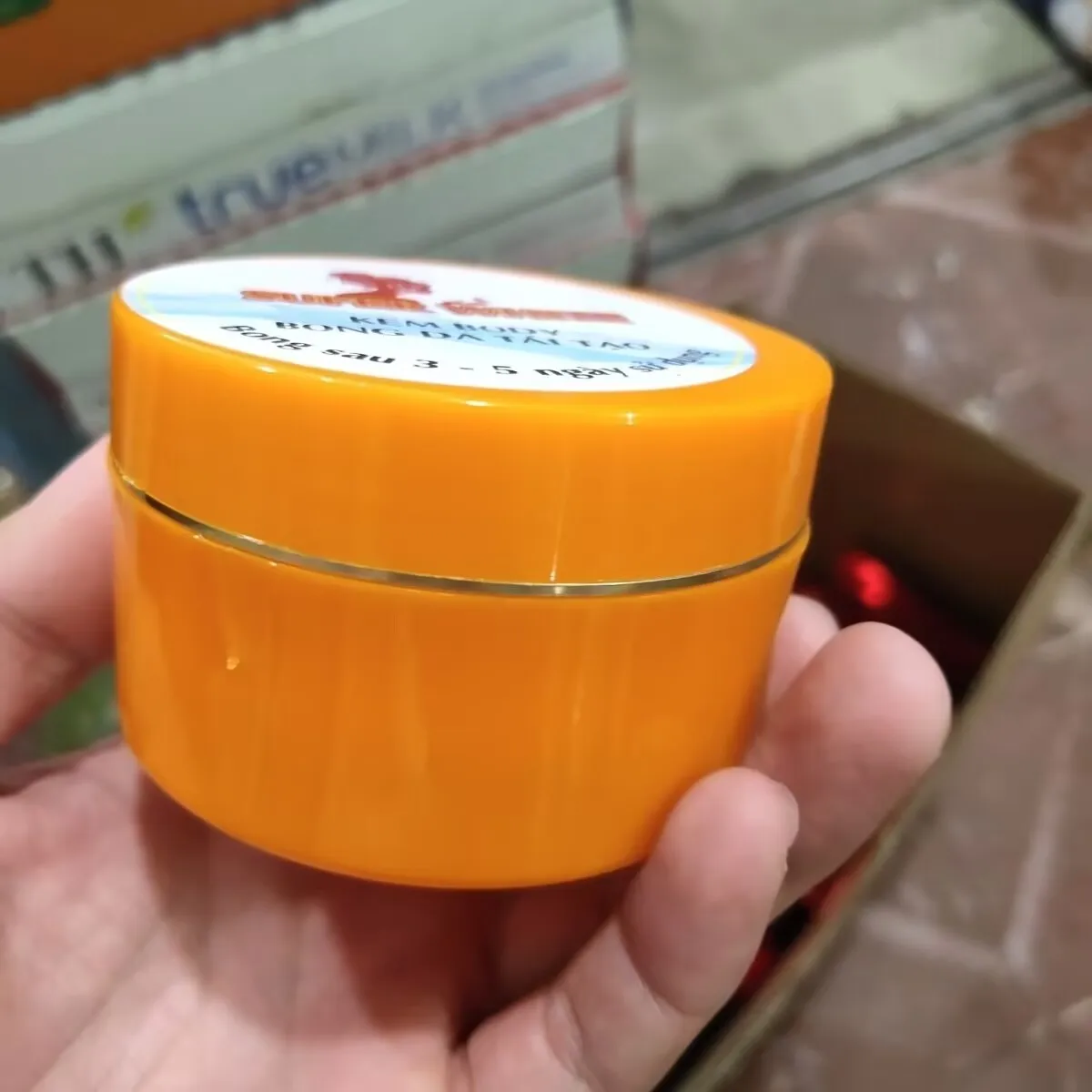 kem-body-bong-da-tai-tao-super-white-peau-foncee-eclaircissant-illuminateur-et-nettoyant-soin-blanchissant-pour-la-peau-du-corps-150g