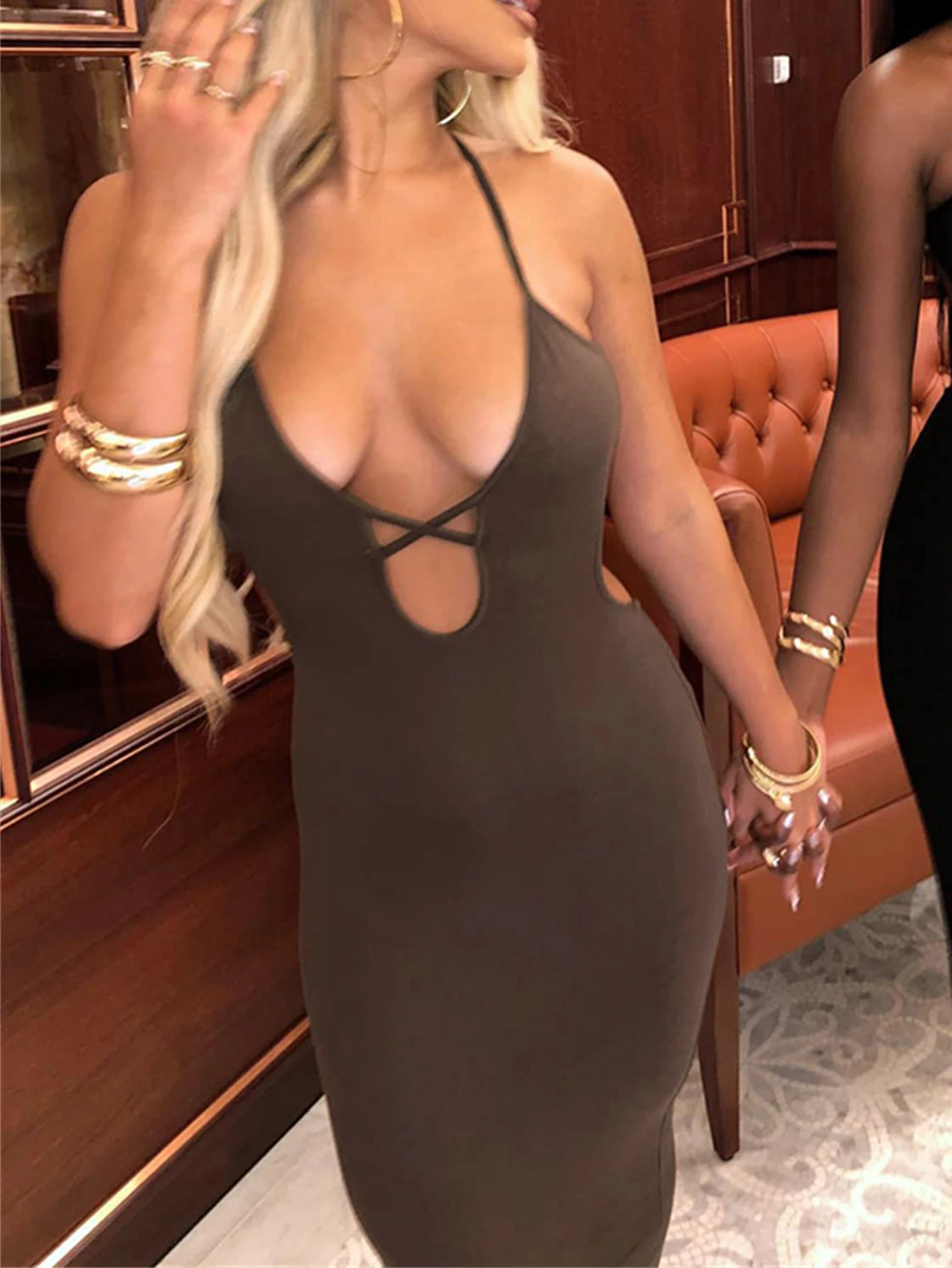 Kaffeebraunes Neckholder-Midikleid mit tiefem V-Ausschnitt – figurbetontes Kleid mit Ausschnitten für Abend-Cocktail-Events