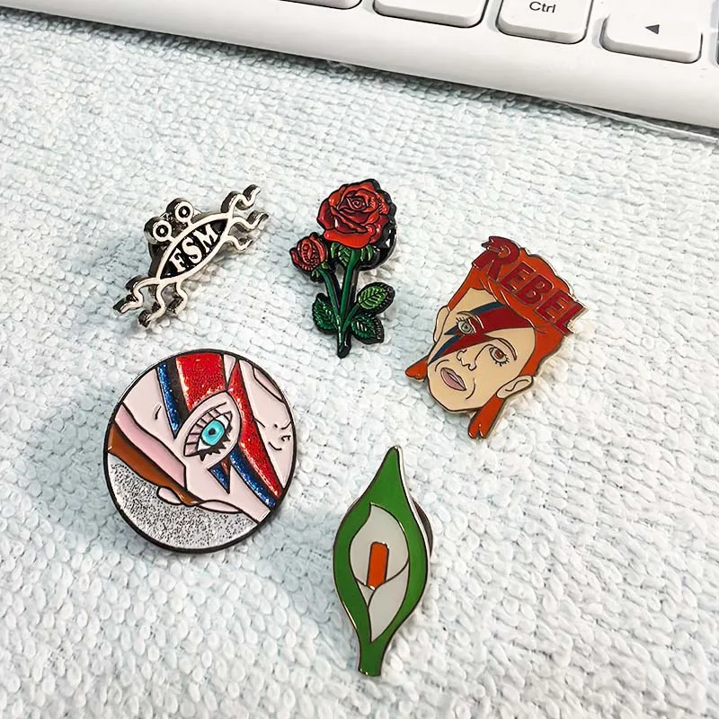 

50pcs Customized Badge FSM Rose Lightening Music Cartoon Irish Easter Brooch Lilly Harps Lapel Pins Gift Calla