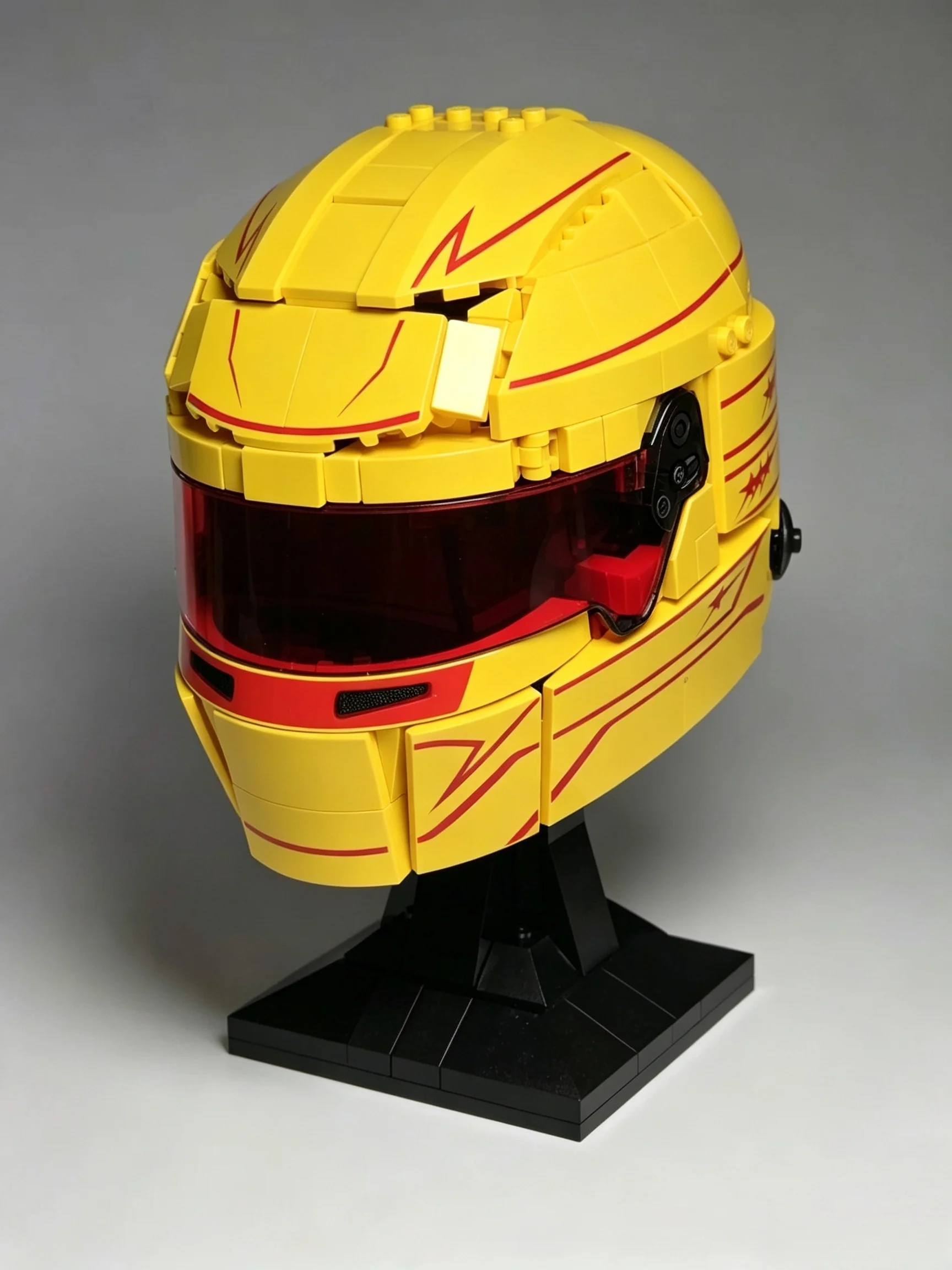 ゴールドのレーシングヘルメット模型。卓上装飾品として、また、模型コレクターへの誕生日や記念日のプレゼントに最適。