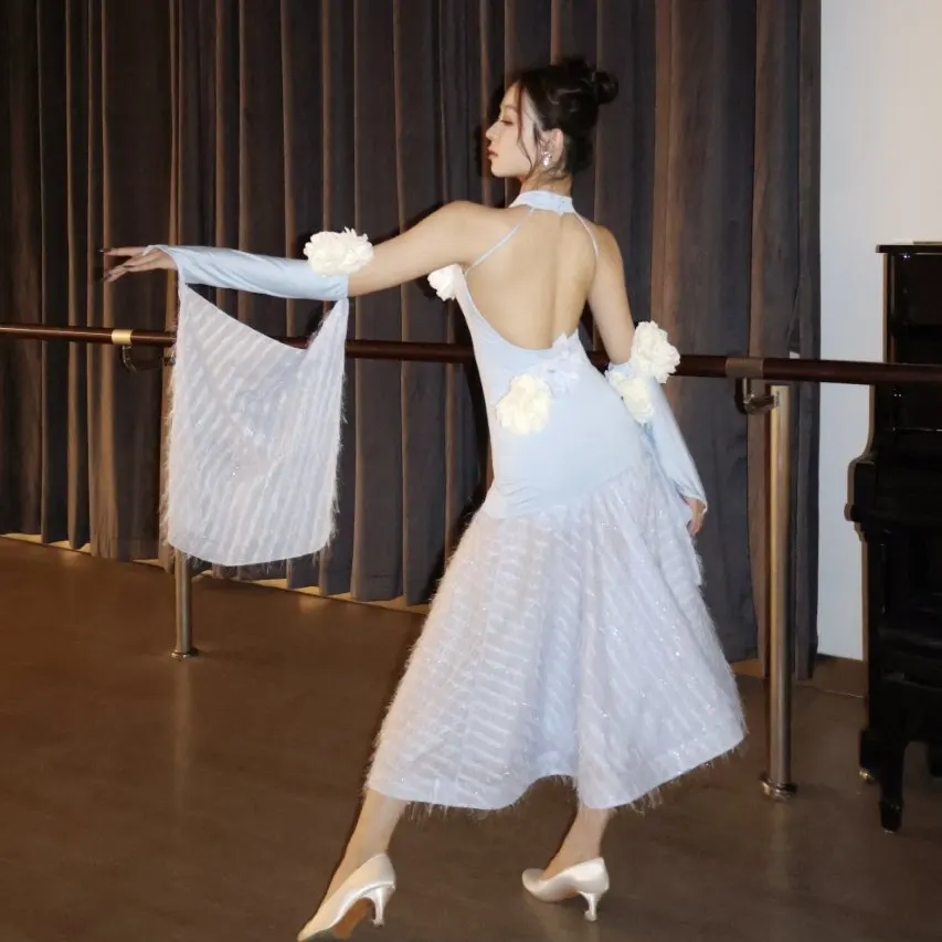 เสื้อผ้าเต้นรำสมัยใหม่สำหรับผู้หญิงมาตรฐานแห่งชาติการเต้นรำการแสดงเครื่องแต่งกายแขวนคอเปิดหลังชุดเต้นรำบอลรูม DN22542