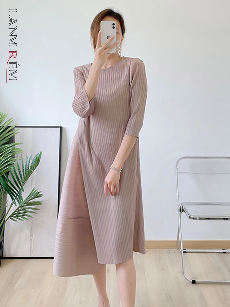 LANMREM Solid Color Pleated Dress For Women Round Neck Irregular Casual Dresses Female Fashion Clothing 2024 Autumn New 2R0007