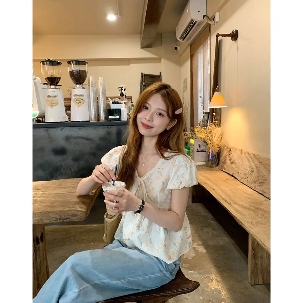 Kurzärmliges Temperament-Shirt-Oberteil mit Retro-Spitze und Blasenschnürung und Blumenspleißung