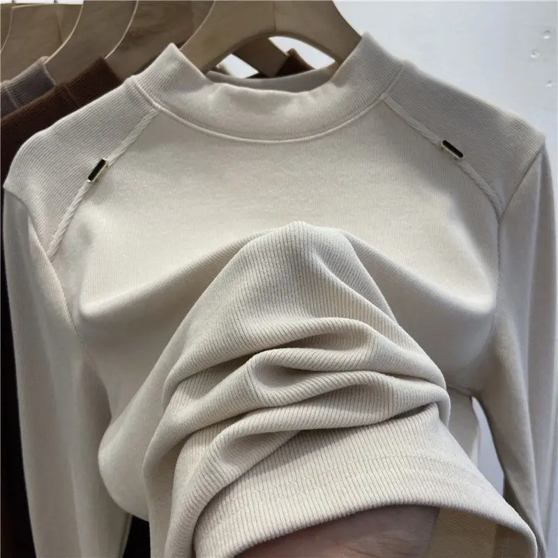 New design thread long sleeved T-shirt for women in early spring, with a stylish interior and a base layer, and a trendy top