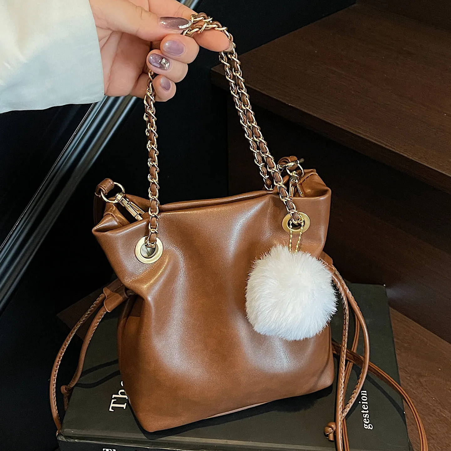 شيك بولي Leather حقائب كتف جلدية المرأة الصلبة لينة عادية سلسلة حقيبة سلسلة صغيرة سعة كبيرة الإناث التنقل اليومي تحت الإبط حزم