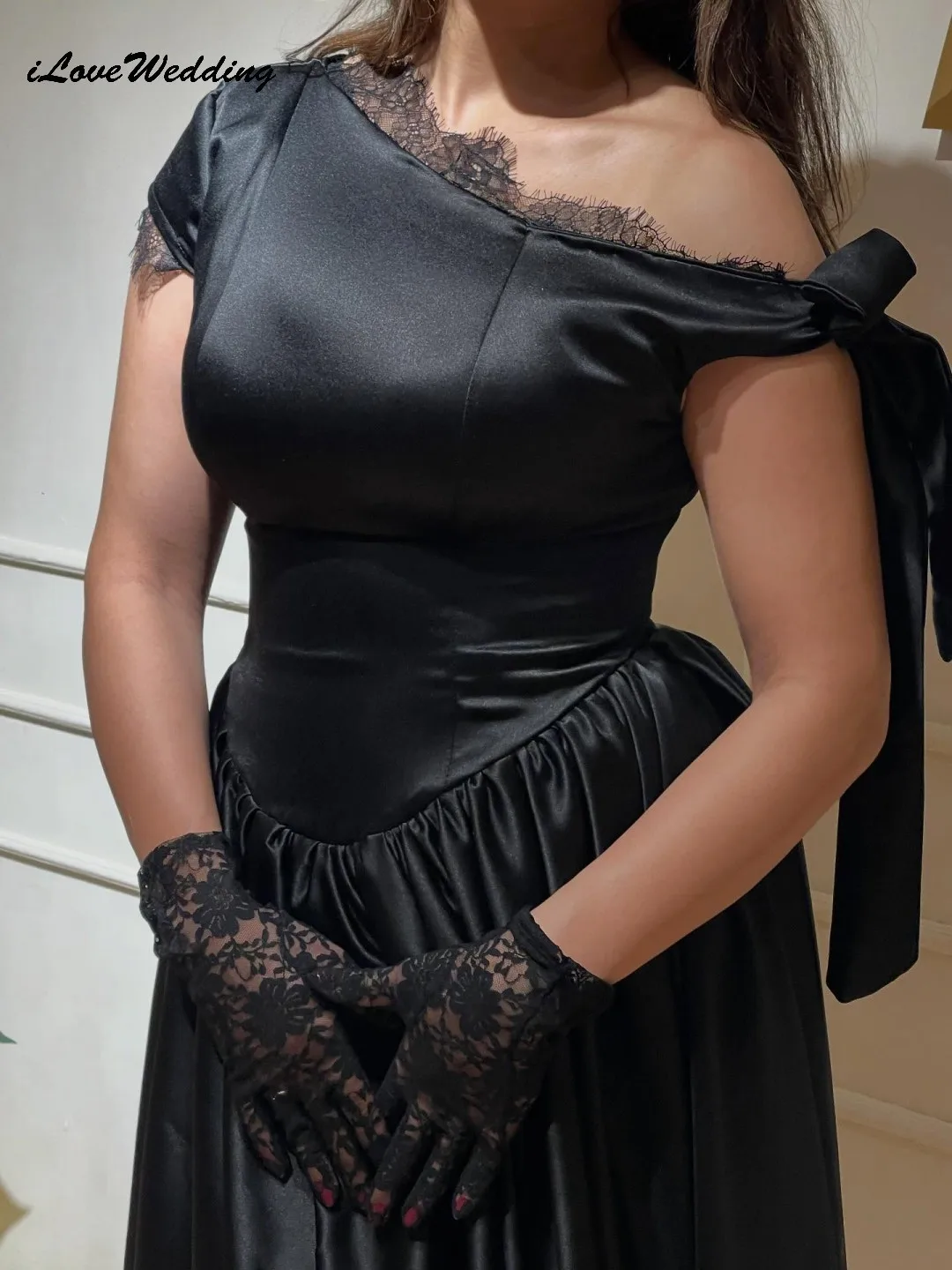 Abiti da ballo eleganti personalizzati in pizzo nero 2025 Abito da cerimonia nuziale a trapezio in raso per le donne Abiti formali pieghettati lunghi fino al tè