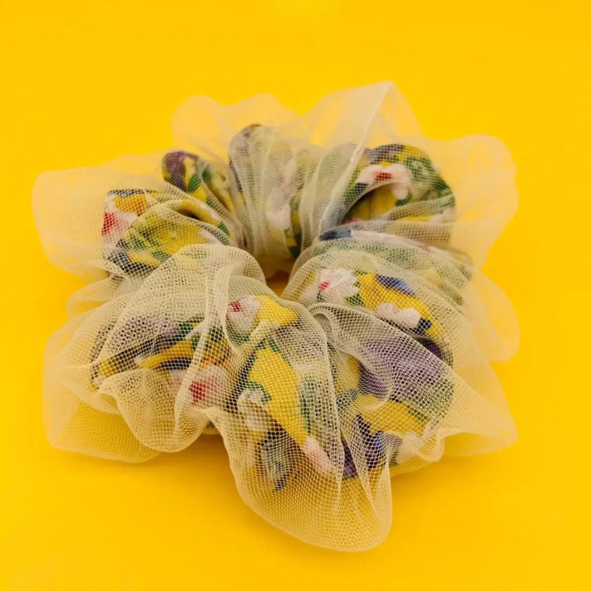 

Шелковая двухслойная сетчатая резинка для волос Liberty London с цветочным принтом | Кремово-белая сетчатая накладка, мечтательный цветочный аксессуар для волос