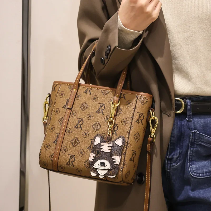 

2025 Autumn Winter New Women's Retro Commuter Tote Bag - Niche Luxury Shoulder Bag, Stylish Versatile Sophisticated Fashion Tote
