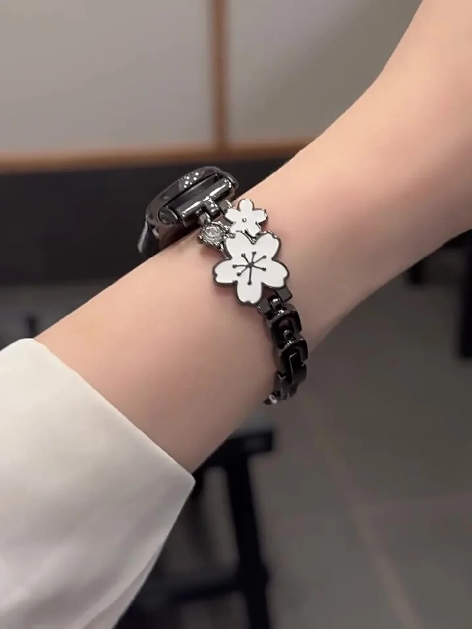 

Women's high-end metal fashion For Applicable to 49 46 45 44mm Apple Watch 10 9 8 Huawei Band 8 9 10 Xiaomi Band 8 9 10 Smart wa