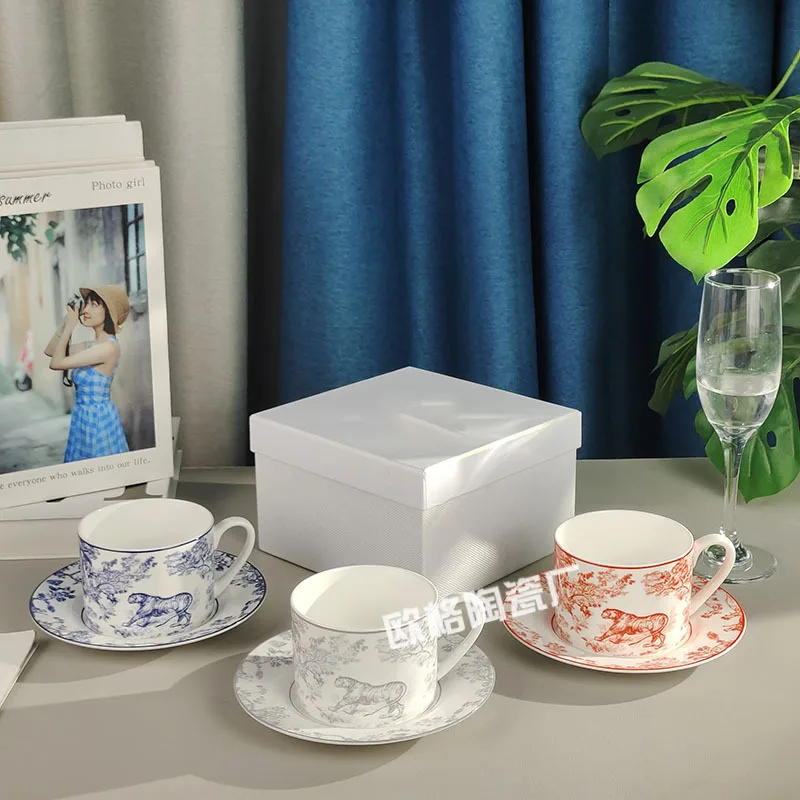 

Керамическая кофейная чашка и блюдце из костяного фарфора, набор для дома, креативная кафе, подарочная коробка для послеобеденного чая, посуда