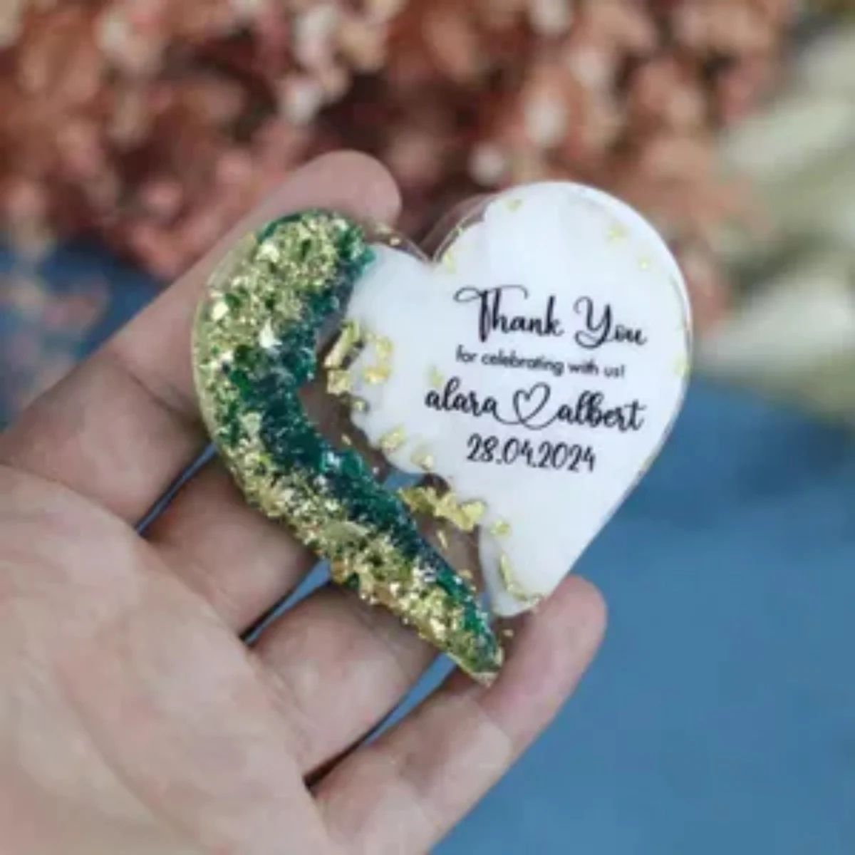 

Магниты из смолы в форме сердца: персонализированные подарки для свадебных торжеств