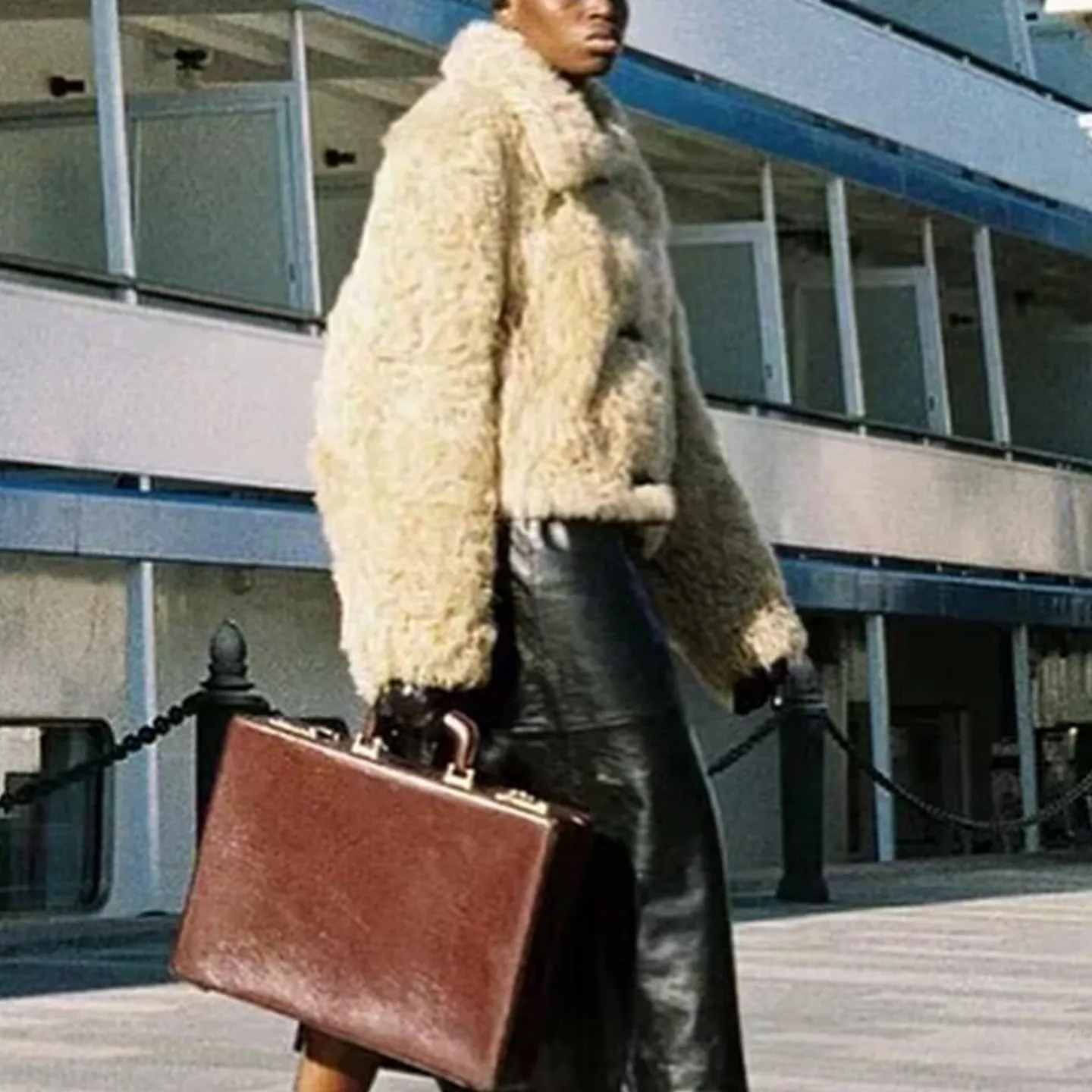 우아하고 세련된 여성용 가죽 및 모피 코트 표준 핏 중국 브랜드 Z Youth 적절한 가을 2025 스타일