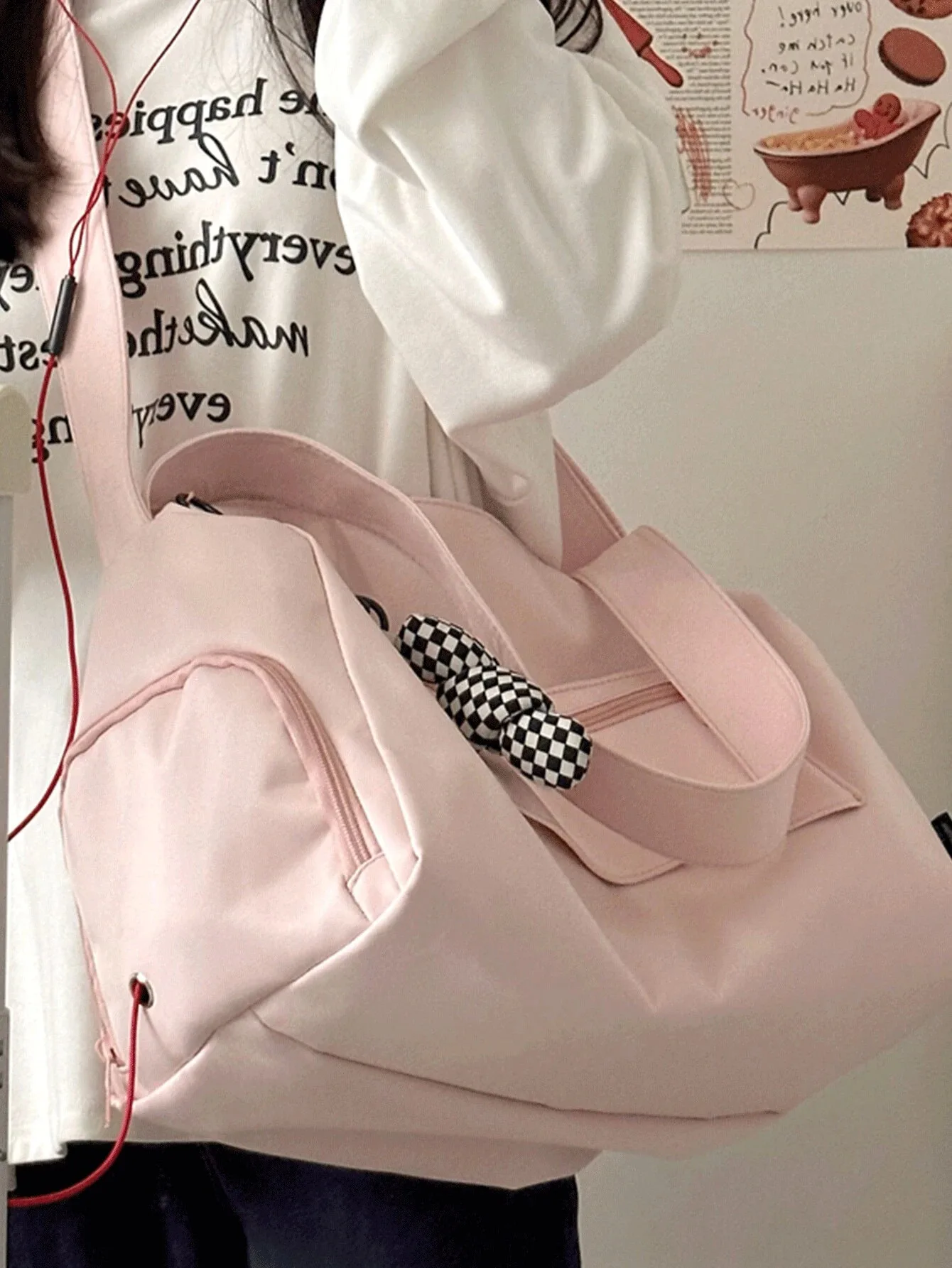 في عام 2024، تم تصميم الموضة الكلاسيكية الجديدة للجوكر بلون سادة وسعة كبيرة وجيوب متعددة مع سماعات الأذن