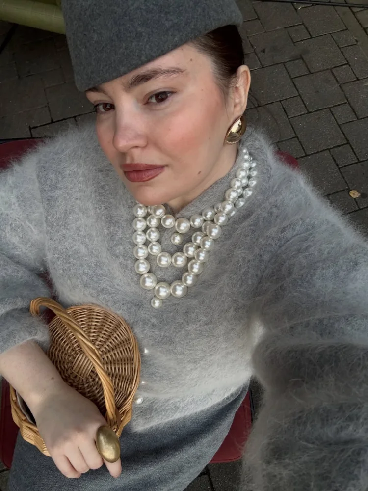 سترة نسائية رمادية أنيقة بأزرار من اللؤلؤ محبوكة سترة قصيرة غير رسمية برقبة دائرية وأكمام طويلة سترة فضفاضة 2026 سترات نسائية جديدة للتنقل #1