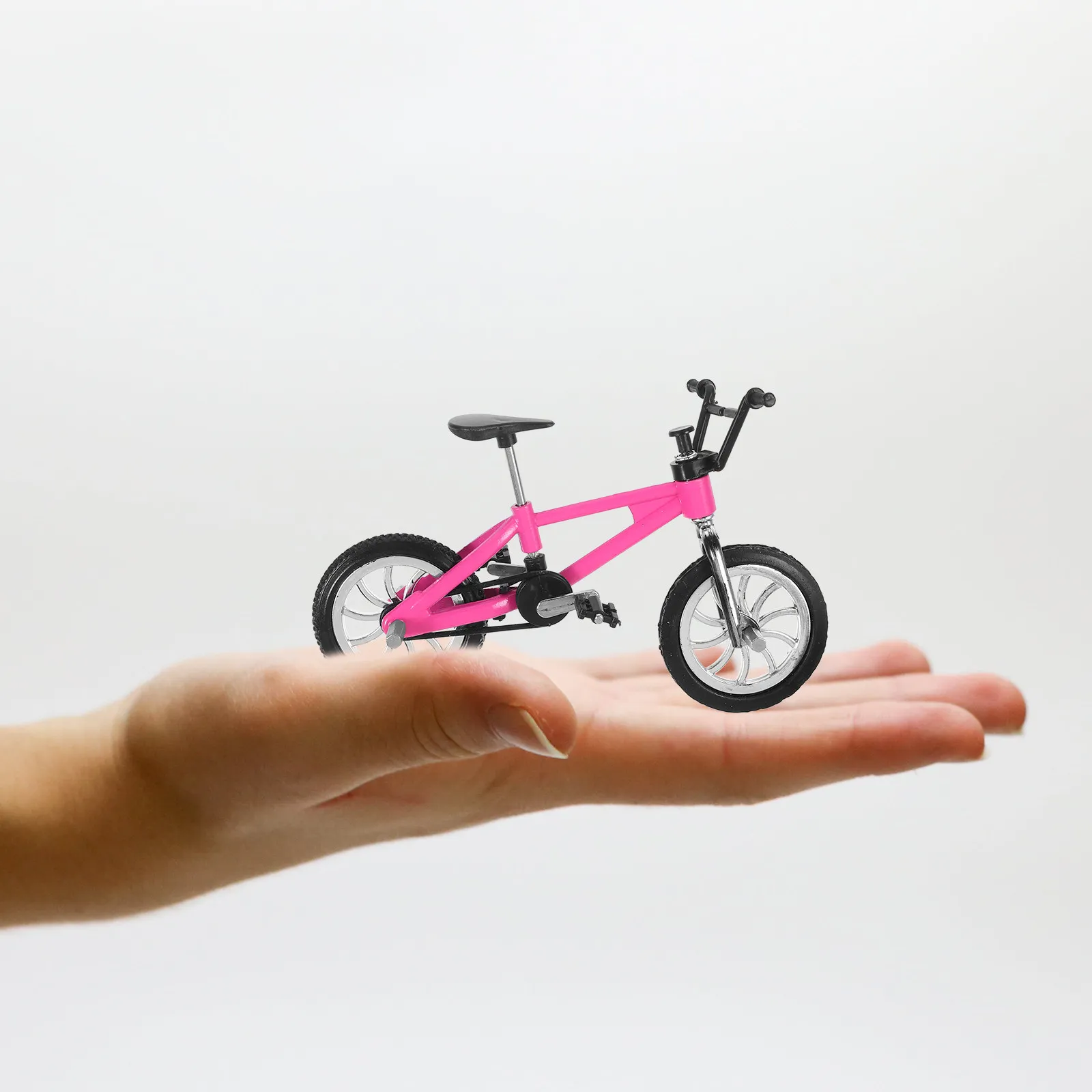 

4Pcs Simulation Mini Bike Models Alloy Finger Mountain Bikes Realistic Design for Mini Bike Racing Game Desk Decor Collection