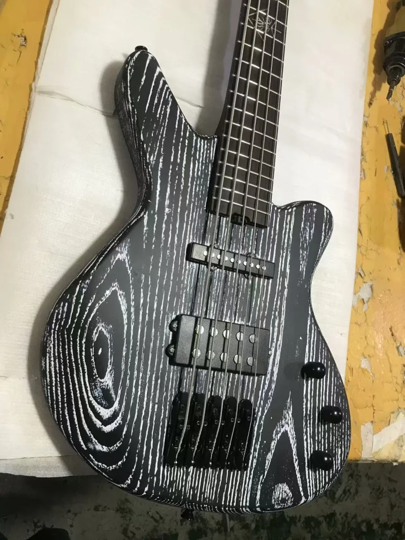 

Custom 5-string special electric bass，Matte black neck, rosewood fingerboard，Black hardware，Live photos, free shipping