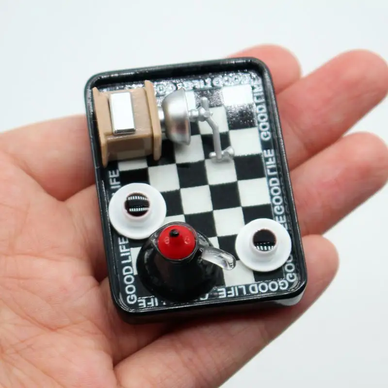 ⭐ Puppenhaus Rollenspiel Spielzeug Miniatur Kaffeemaschine Mühle Schwarz und Weiß Kariertes Teller Set Modell Puppenhaus Zubehör