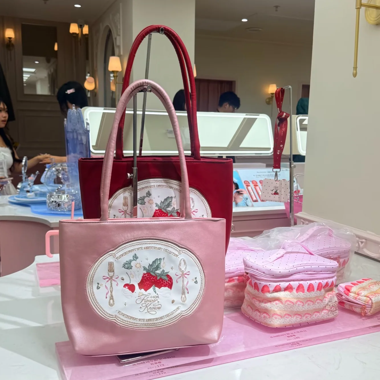 flower-knows-10th-anniversary-limited-edition-pink-strawberry-single-compartment-makeup-pouch