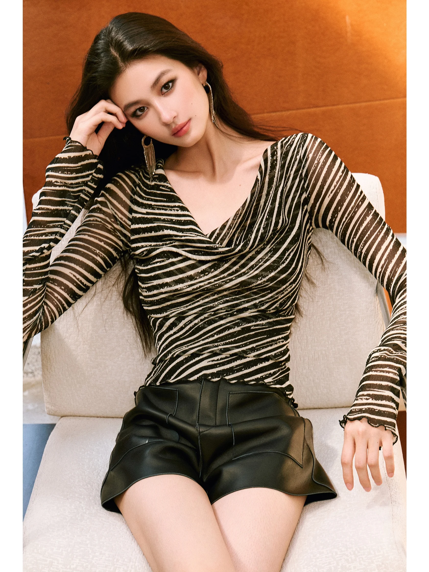 

WANGXO Elegant Slim Fit Top with Elastic Gold Thread Artistic Print V-Neck Wave Lace Long Sleeve Women's T-Shirt