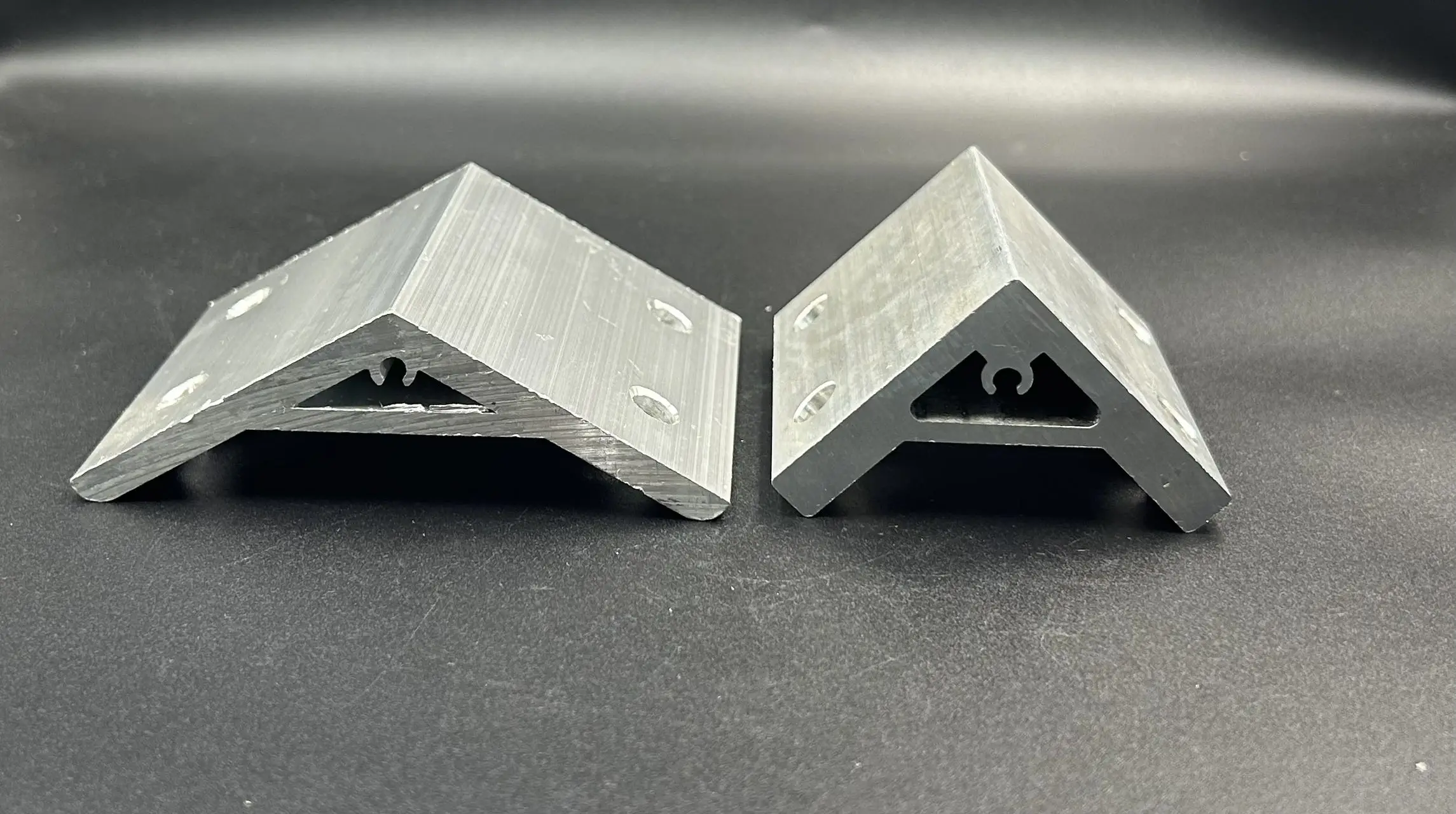 อุปกรณ์เสริมโปรไฟล์อะลูมิเนียมอุตสาหกรรม ขายึดมุมแบบอัดขึ้นรูปพร้อมโครงเสริมความแข็งแรง ตัวเชื่อมต่อมุมฉากสำหรับเครื่องจักรกล