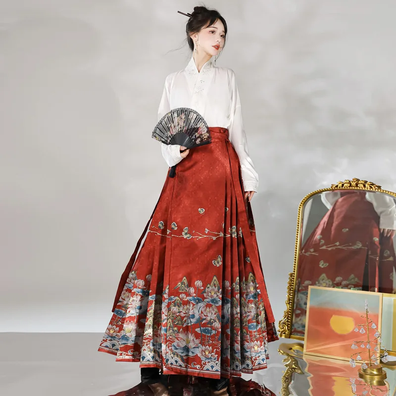 

New Chinese-style female Ming-made gold-woven makeup horse dress Hanfu national style commuting autumn and winter court style