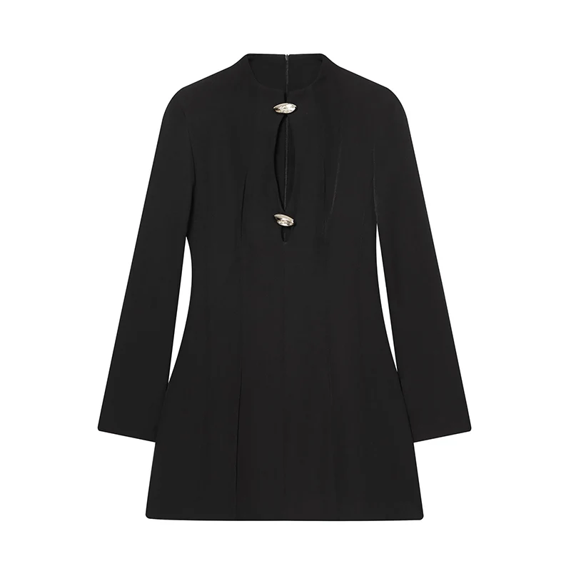 2025年冬新作：スタンドカラー、タイ留め、メタルボタンアクセントが特徴の、透かし彫りの長袖ボディコンミニドレス。