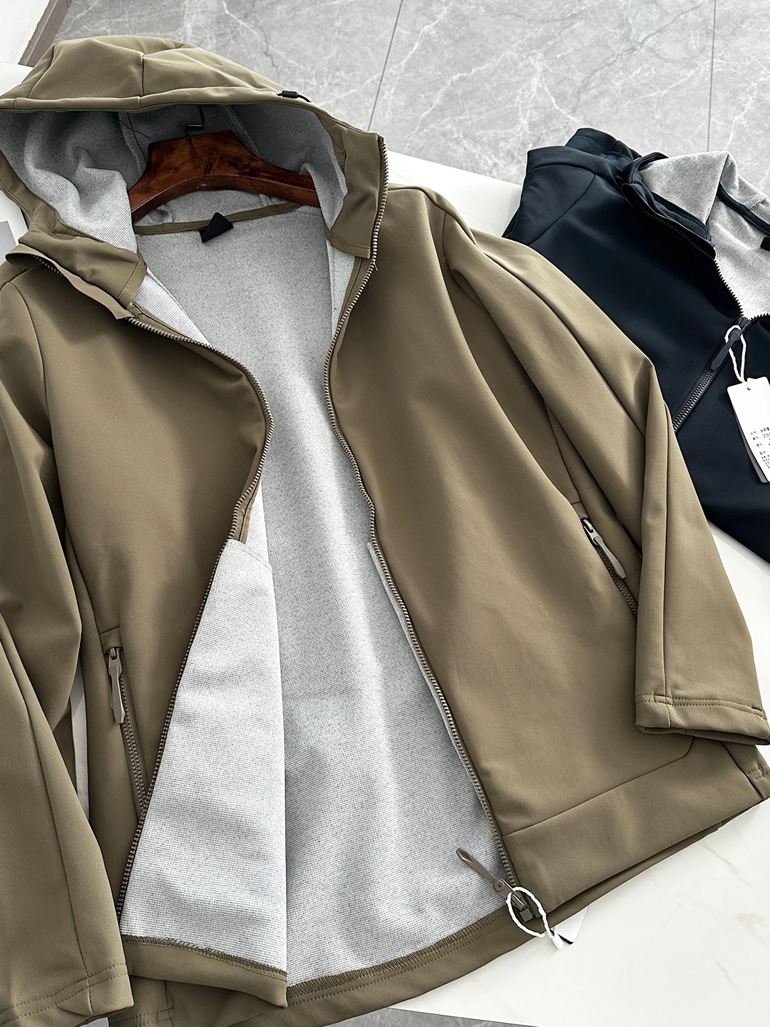 

Outdoor Men's Softell Jaet Windproof Waterproof 3D Tailoring Hooded ell Coat Polyester Fiber Ammonia Fiber Zipper Closure