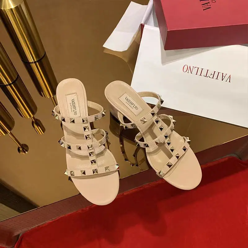 Sandalias de tacón alto con remaches para mujer, zapatos planos cómodos de alta calidad, a la moda, novedad de verano, 2024