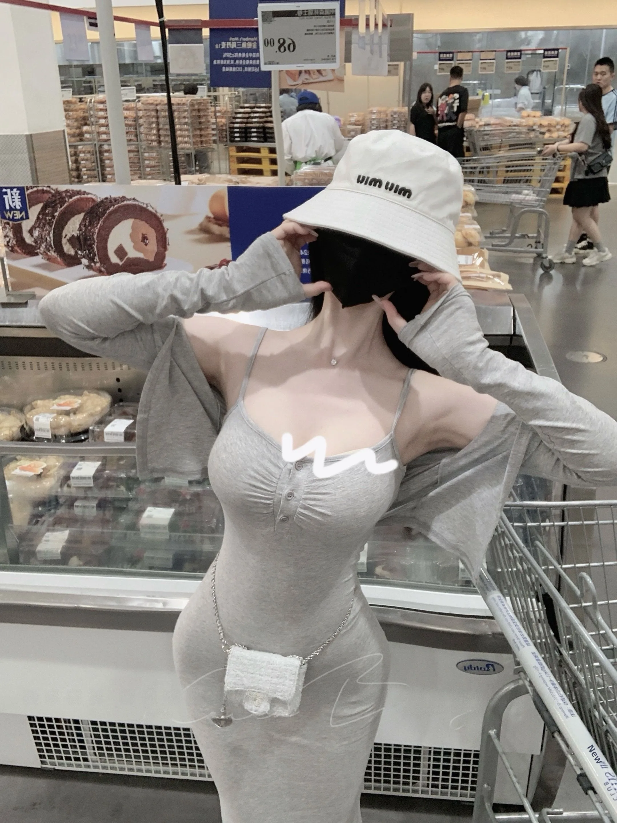 

Сексуальный комплект с юбкой-оберткой в корейском стиле Pure Desire, подчеркивающий фигуру, с эффектом утонченности и чувственности, на бретельках.