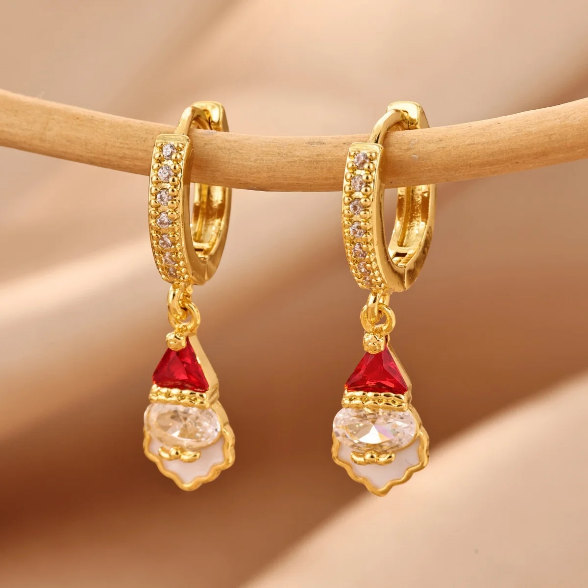 Pendientes de aro con motivos de Papá Noel, bañados en oro de 18 quilates, para mujer, de color dorado, ideales para Navidad, bodas, fiestas y como accesorio o regalo.