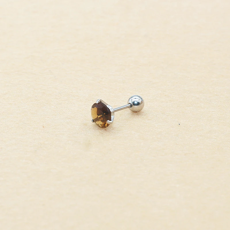 Elegante Ohrstecker aus Edelstahl mit Zirkonia, dreizackiges Design, 0,8 x 6 mm, hypoallergener Schmuck für Damen, Geschenk zum Jahrestag. – Detail 6