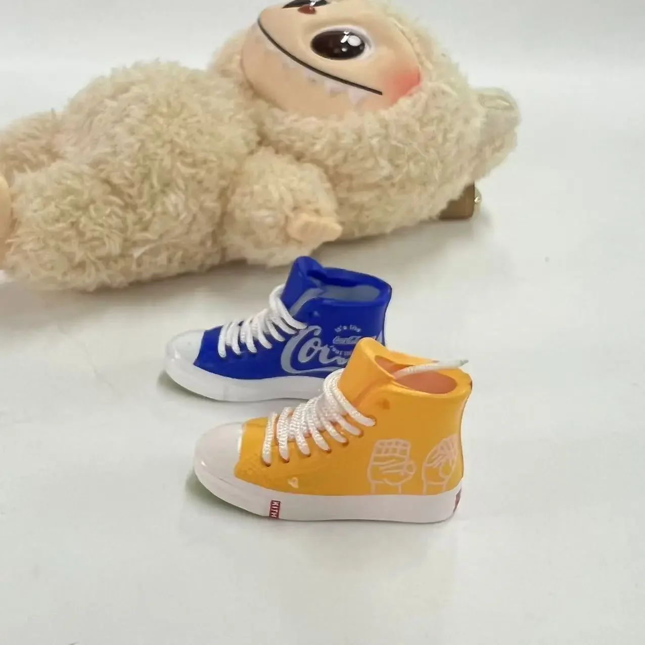 2025 Nuovo set di scarpe e abiti per bambole da 17 cm, portachiavi con stampo per scarpe nude in vinile peluche, accessorio per scatola cieca intercambiabile per la collezione di figure