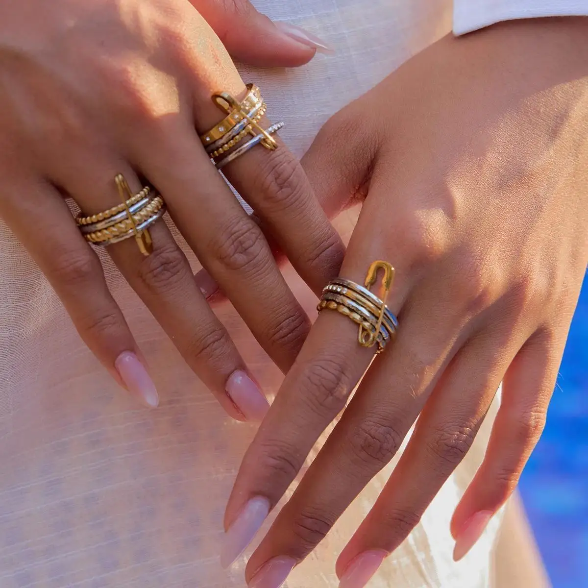 Miia Jewelry Zweifarbiger Stapelring aus Edelstahl, mehrschichtig, gedreht, mit Perlen und Zirkonia-Besatz für Damen – Detail 9