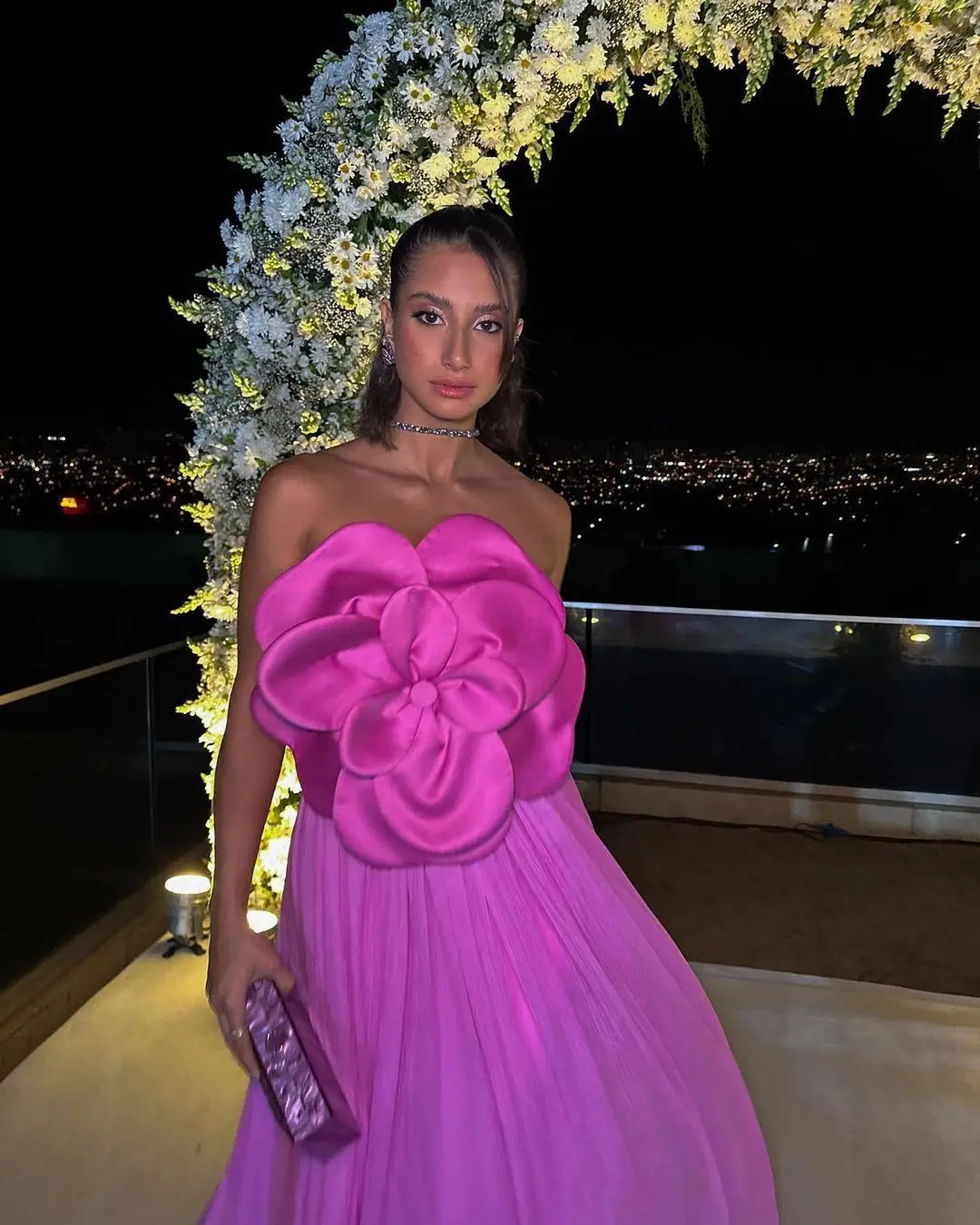 ชุดเดรสงานเลี้ยงสีชมพูฟูเชีย ประดับดอกไม้ 3 มิติขนาดใหญ่ สายเดี่ยว ผ้าชีฟองลายดอกไม้ ชุดเดรสสำหรับงานพิธีการ ชุดราตรีสีชมพูร้อนแรง