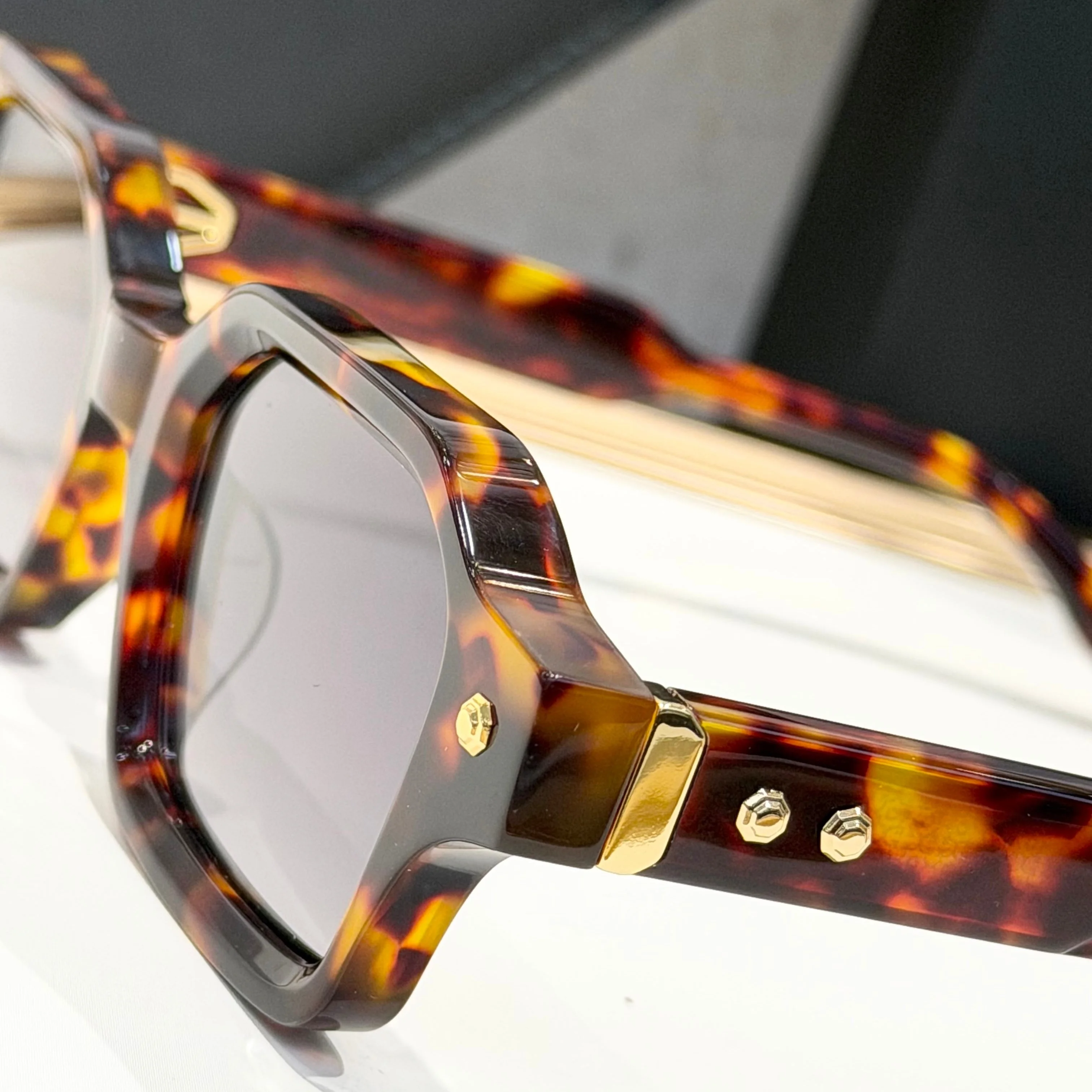 Project 09 Fashion Sunglasses Man,Iconic Silver Rivet Metal Temple Design, UV Blocking Gradient Lens, Elevate Your Street Outfit
