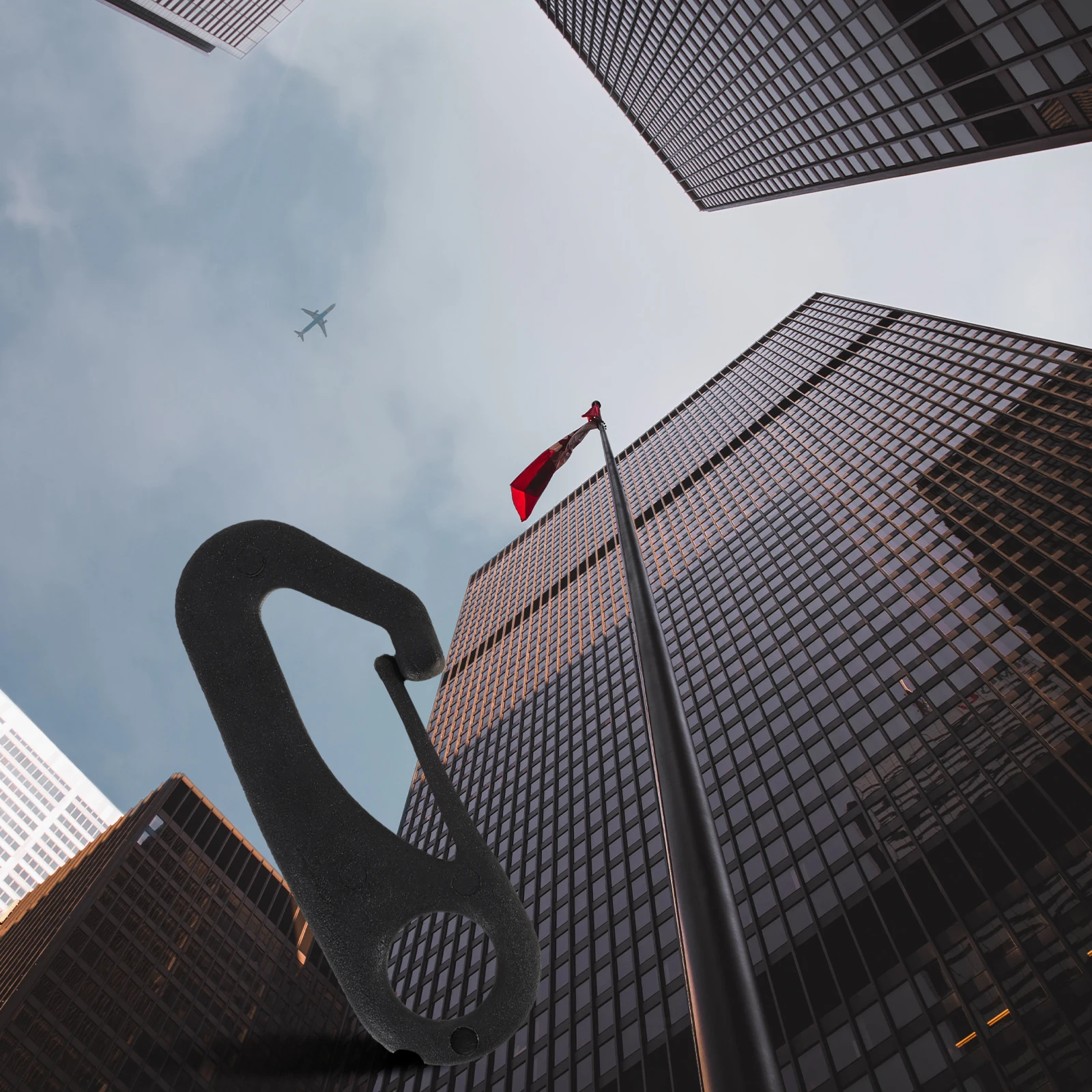 

50Pcs Plastic Flagpole Snap Clips Durable Quiet Tent Flag Rope Fastener Outdoor Hardware Flag Pole Snap Clips Flagpole Grommets