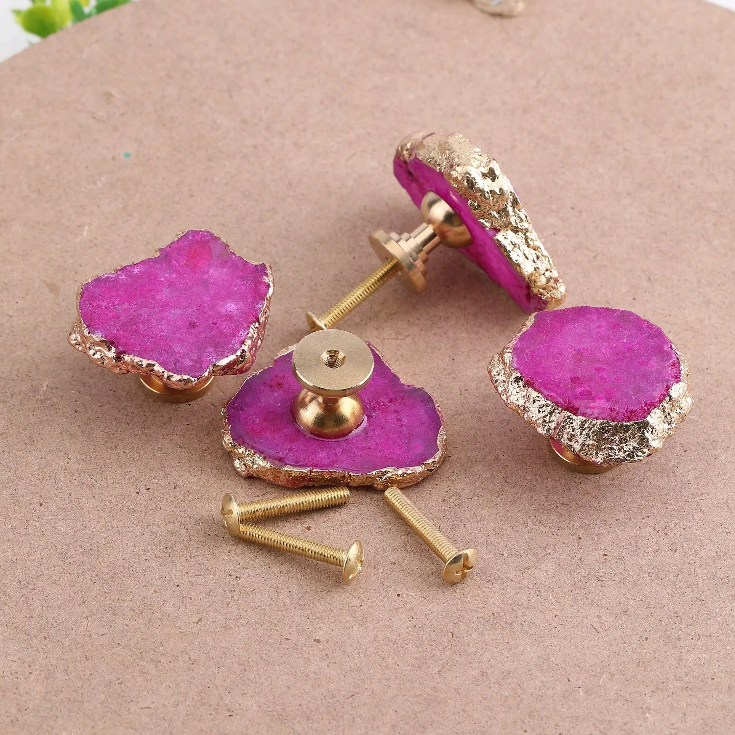 4 Pcs Hot Pink Geode Cabinet Knobs， Crystal Stone Drawer Knobs， Handles Decorative Golden Plated Gemstone Cupboard Pulls.