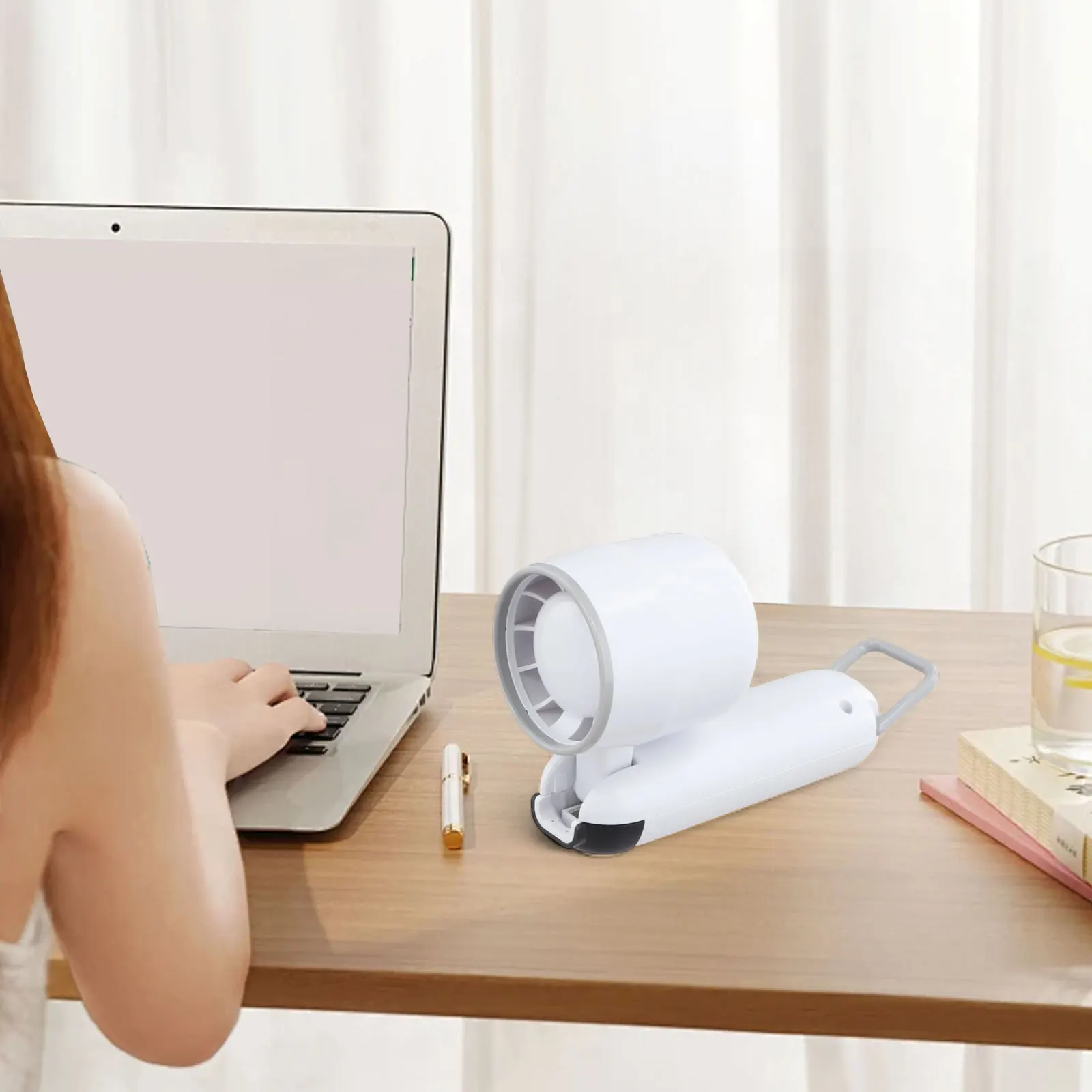 

Устройство охлаждения с сильным воздушным потоком, регулируемая скорость ветра, ручной вентилятор, емкость аккумулятора 2000 мАч, компактный размер, цифровой дисплей