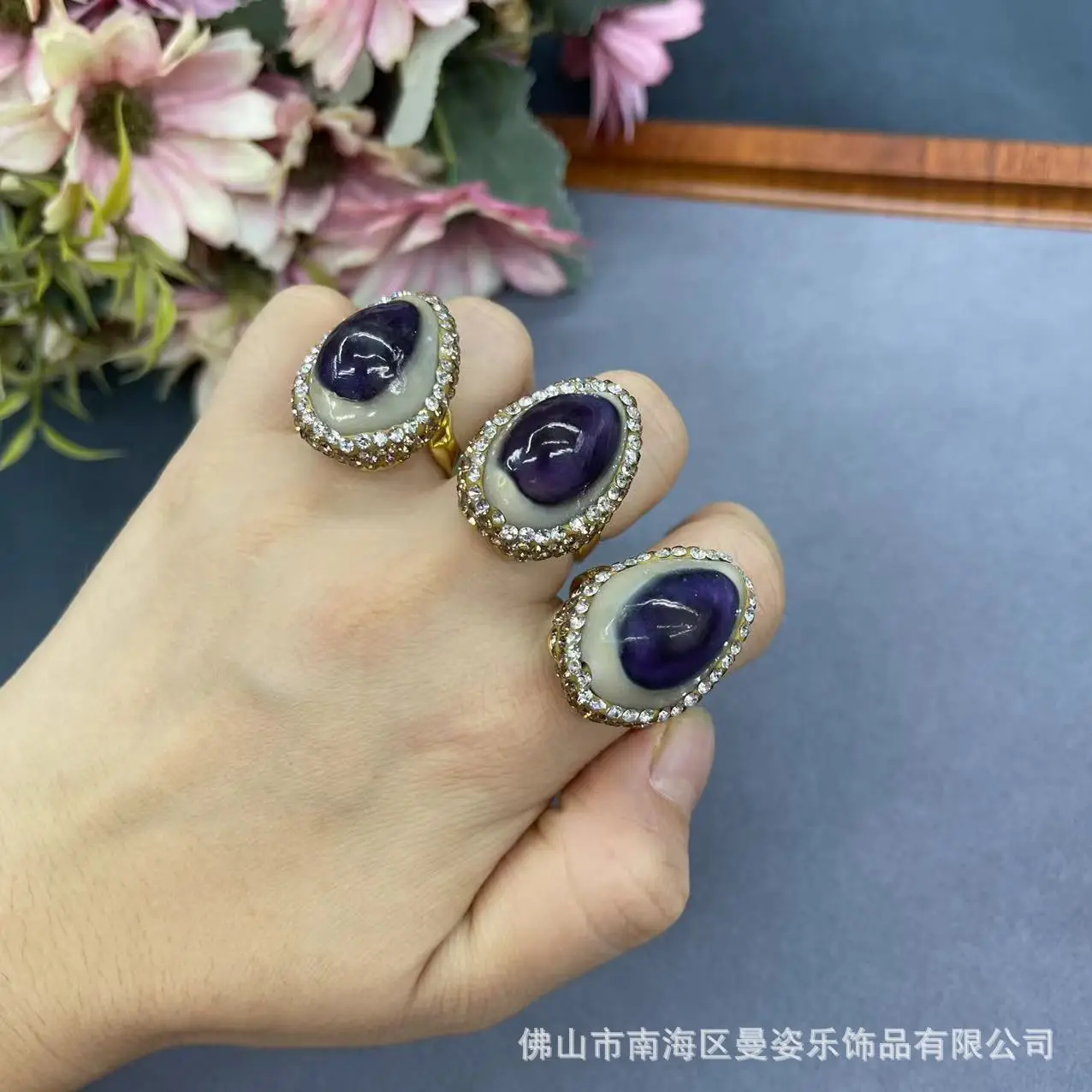 

Factory direct sales, original design, natural shell, beautiful, hand-inlaid color-preserving live broadcast resource ring