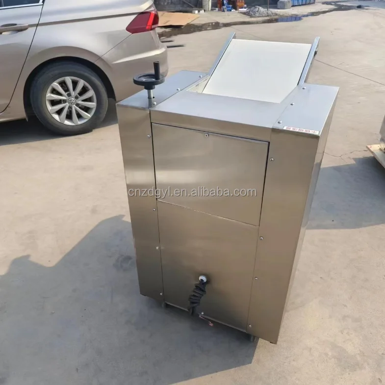 آلة وموزعة الفطائر المستخدمة مع الدقيق كغلاف عجينة المواد الخام، ماكينة ضغط عجين البيتزا التجارية على الطاولة