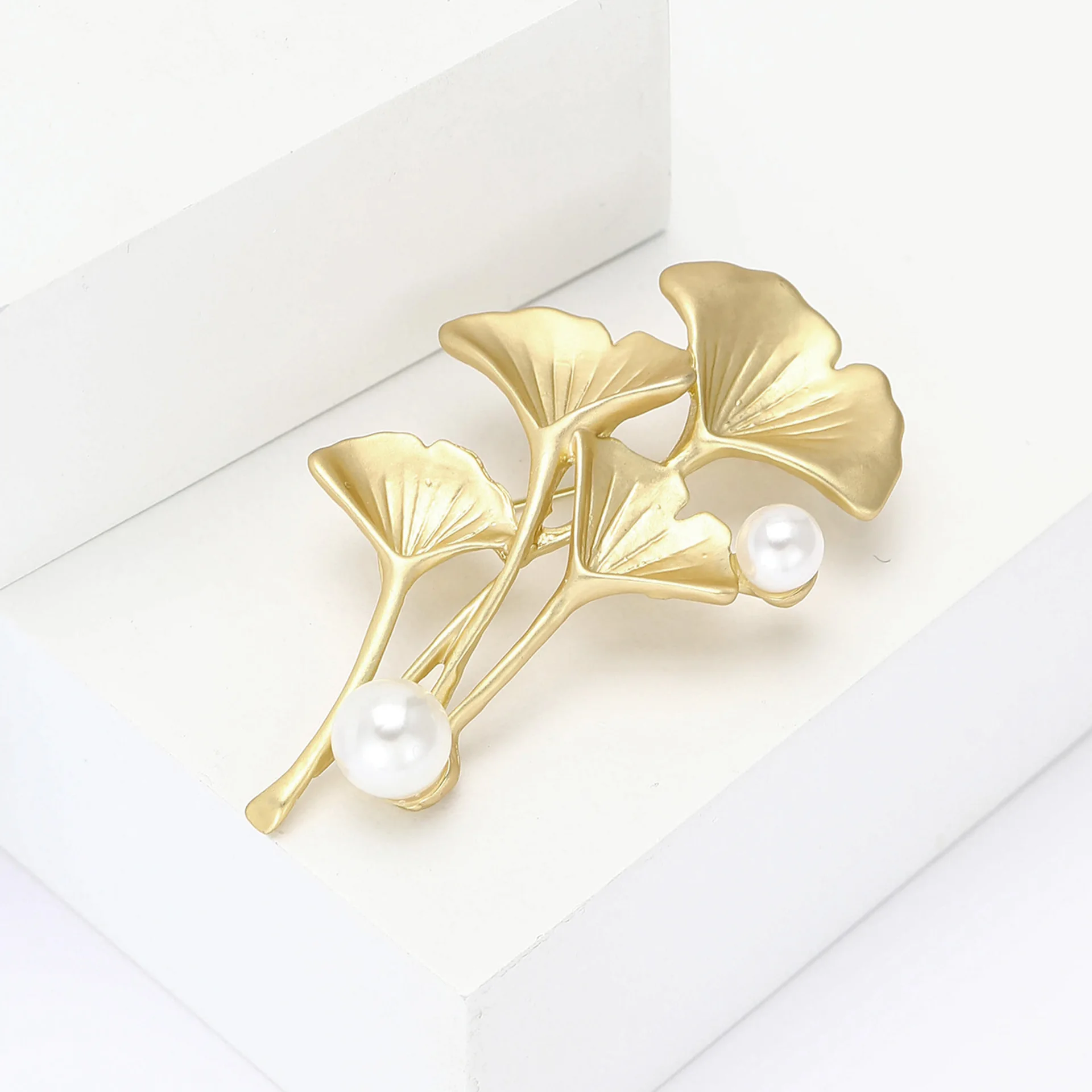 Creative Gold Flowers Gingko Leaf Brooch Women's Elegant vintage Sweater Dress Jewelry Corsage Banquet Accessories