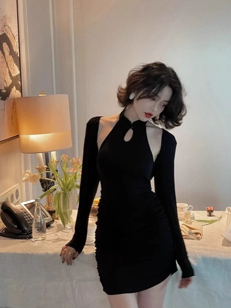2025 Elegantes chinesisches Cheongsam-Kleid im Retro-Stil, schwarzes Ausschnitt-Neckholder-Kleid mit Stehkragen, schmale Passform, figurbetontes Minikleid, luxuriöser, schicker Stil